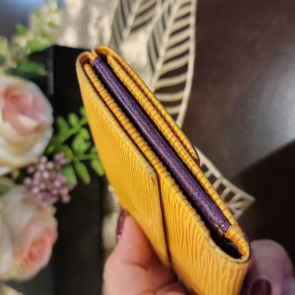 Authentic Louis Vuitton Epi short wallet - Picture 3 of 9